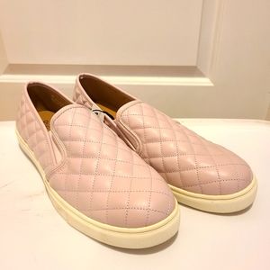 🏷NWT NY&Co. Quilted Slip On Sneaker